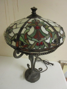 lot 321 image: THE ANTIQUES ROADSHOW TIFFANY LAMP, EXCLUSIVELY MADE FOR THE DANBURY MINT