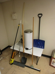 lot 327 image: RUBBERMAID 18 MULTI-PURPOSE PUSH BROOM - NEW, SQUEEGEE, SHOVEL, RAKE, SNOW SHOVEL, MORE