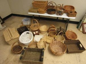 lot 338 image: ASSORTED BASKETS, INCLUDING PICNIC BASKET