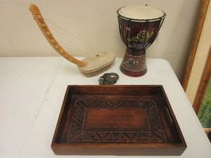 lot 346 image: JAMAICAN WOOD DRUM, DECORATIVE WOOD TRAY, BOATHARP-LIKE INSTRUMENT