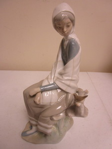 lot 350 image: LLADRO LADY-WITH-BIRD PORCELAIN FIGURINE, HAND MADE IN SPAIN