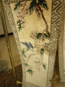 lot 382 image: ASIAN-STYLE HANGING TAPESTRY, TABLE DECOR