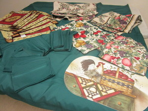 lot 389 image: ASSORTED LINENS, AUTUMNHOLIDAY COLORS, COUNTRY PATTERNS, TABLE CLOTHS, NAPKINS, PLACE MATS, MORE
