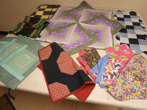 lot 390 image: ASSORTED QUILTED LINENS, SPRINGEASTER COLORS, PATTERNS, TABLE COVERINGS, PLACE MATS, MORE