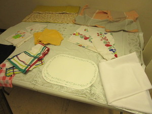 lot 391 image: ASSORTED LINENS, VARIETY OF COLORS AND PATTERNS, TABLE COVERINGS, NAPKINS, MORE