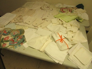 lot 392 image: LINENS, WITH FINE EMBROIDERY DETAIL, TABLE CLOTHS, DOILIES, NAPKINS, AND MORE