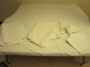 lot 393 image: DINING LINENS WITH FINE STITCH DETAIL, MATCHING TABLE CLOTHS, NAPKINS, MORE