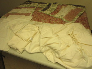 lot 395 image: BETTER HOMESGARDENS QUEEN-SIZE BED SHEET SET, QUILT BLANKET