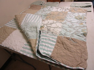lot 398 image: SOFT SURROUNDINGS QUEEN-SIZE QUILT, BETTER HOMES AND GARDENS QUEEN-SIZE BED SHEET SET