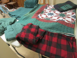 lot 401 image: QUILT, BLANKETS, QUEEN-SIZE BED SHEET SET