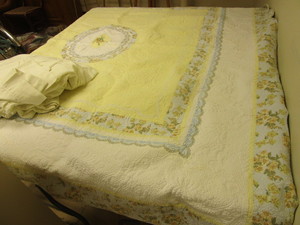 lot 402 image: QUILT WITH BEAUTIFUL FLOWER DECORATION, DREAM FIT BED SHEET SET