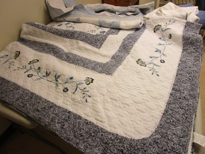 lot 403 image: QUEEN-SIZE QUILTS, WAMSUTTA BED SHEET SET, SOFT BLANKET