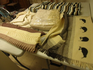 lot 404 image: RUSK & FINCH ALL PURE WOOL BLANKET, QUEEN-SIZE BED SHEET SET, THROW BLANKETS