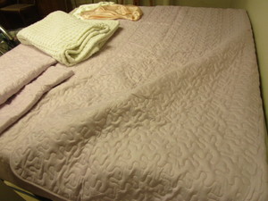 lot 405 image: QUEEN-SIZE QUILT WITH MATCHING PILLOW COVERS, THRESHOLD BLANKET, PILLOW CASES