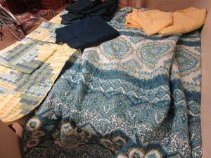 lot 406 image: QUEEN-SIZE QUILTS, CHARTER CLUB EGYPTIAN COTTON BED SHEET SET, WAMSUTTA SHEETS, SOFT BLANKET