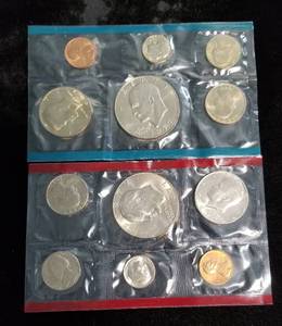 1977 US MINT SET P & D WITH EISENHOWER DOLLARS