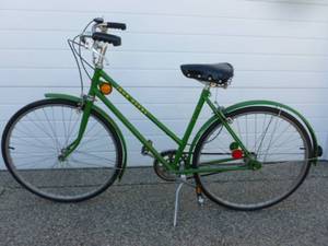 lot 1 image: Vintage John Deere Bike