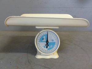 lot 5 image: Vintage Baby Scale