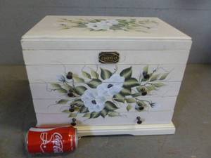lot 9 image: Jewelry Chest Box