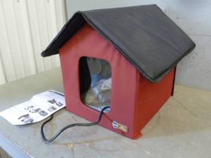 lot 14 image: Heated Kitty House