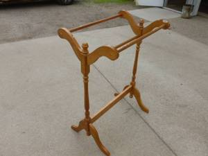 lot 34 image: Quilt Rack
