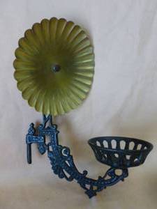 lot 64 image: Vintage Oil Lamp Wall Bracket