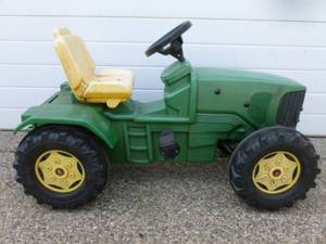lot 100 image: John Deere Pedal Tractor