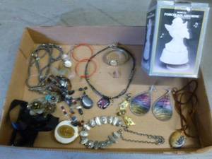 lot 173 image: Jewelry