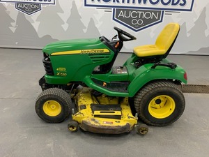 lot 12 image: 2008 John Deere X720 Lawn Tractor -No Reserve-