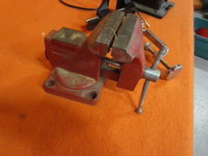 lot 78 image: Bench Vises, Sharpener