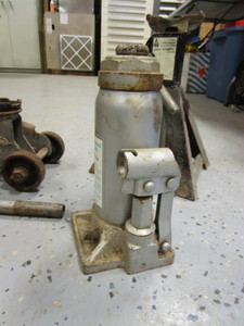 lot 89 image: Jacks & Jack Stand