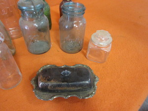lot 115 image: Vintage Glass & Butter Tray