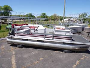 1999 Deep Water Pontoon with 40 HP Yamaha 4 Stroke Motor