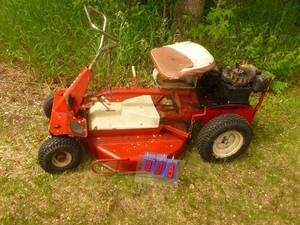 lot 9 image: Snapper Comet 30 riding lawn mower. Runs & starts easy. As shown.