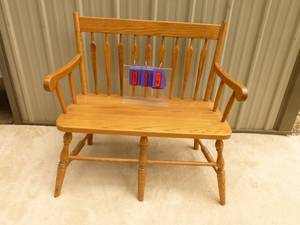 lot 19 image: 36 Oak setee. Very clean. As shown.