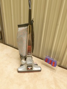 lot 26 image: Kirby Heritage 2 vacuum. Nice condition. Tested & works. As shown.