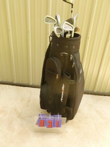 lot 31 image: Mens right hand steel shaft golf club with bag. As shown.