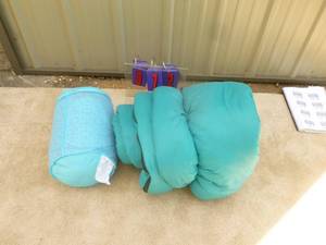 lot 72 image: Qty of 2 sleeping bags. As shown.