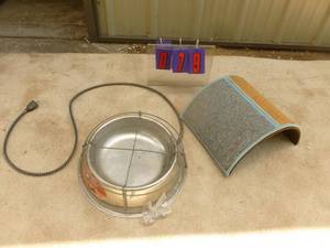 lot 79 image: Heated water dish & cat scratcher. As shown.