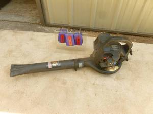 lot 86 image: Craftsman gas leaf blower. Needs carb cleaning. As shown.