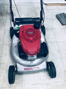Honda  21 in. 3-in-1 Variable Speed Gas Walk Behind Self Propelled Lawn Mower with Auto Choke missing bag in working conditions