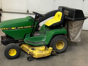 lot 5 image: John Deere LX188 Lawn Tractor
