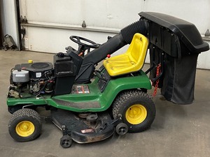lot 6 image: John Deere STX46 Lawn Tractor