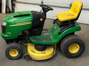 lot 4 image: John Deere L118 Special Edition Lawn Tractor