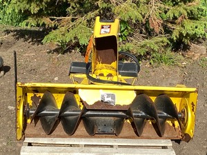 lot 9 image: John Deere 46 Snow-Thrower