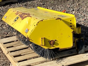 lot 7 image: John Deere 51 Broom