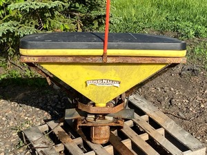lot 11 image: Magnum Reciever-Mount Broadcast Spreader