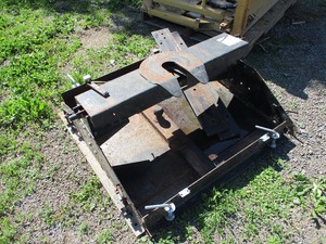 lot 20 image: FIFTH WHEEL HITCH