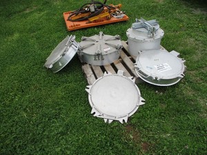 lot 22 image: ALUMINUM  STAINLESS STEEL  4-MANWAY  1- COVER