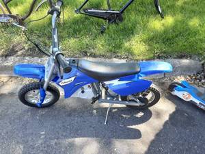 lot 2 image: Razor Electric Scooter No Charger-(Can Buy On Line)